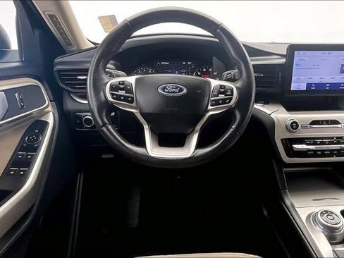 Used 2023 Ford Explorer XLT AWD/4WD image 4