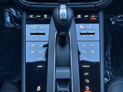 Certified 2024 Porsche Macan image 22