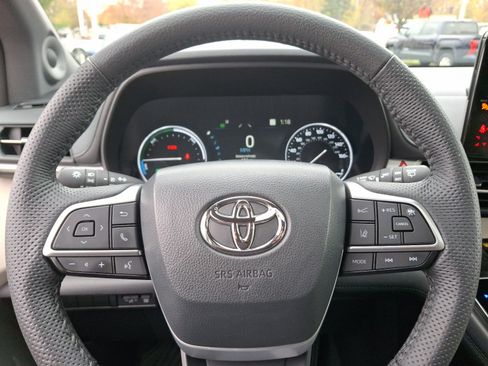 Certified 2024 Toyota Sienna Limited image 21