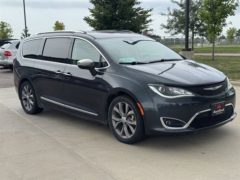 Used 2019 Chrysler Pacifica Limited FWD image 2