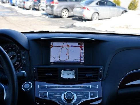 Used 2017 INFINITI Q70 3.7 image 25