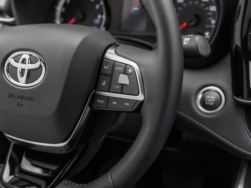 Used 2021 Toyota Highlander L FWD image 50