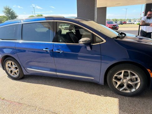 Used 2020 Chrysler Pacifica Limited FWD image 4