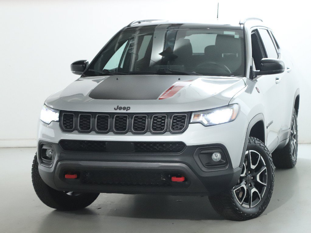 Used 2025 Jeep Compass Trailhawk AWD/4WD image 3