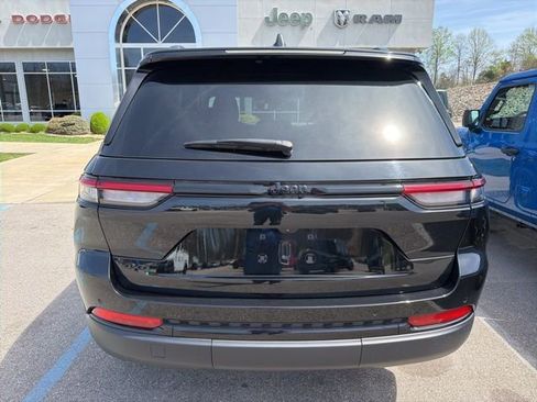 Used 2024 Jeep Grand Cherokee Altitude image 6