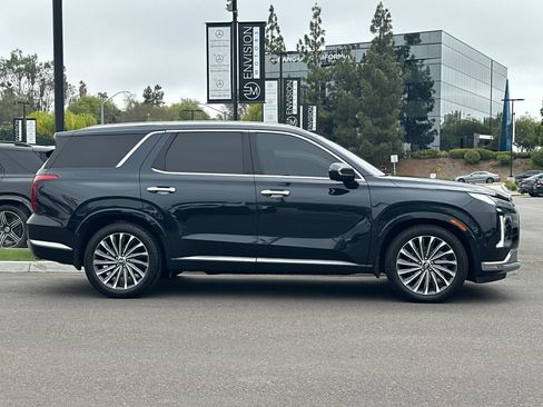 Used 2023 Hyundai Palisade Calligraphy w/ Winter Package FWD image 2