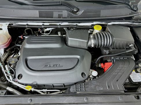 Used 2024 Chrysler Pacifica Touring-L FWD image 34