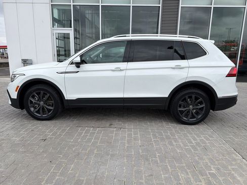 Certified 2022 Volkswagen Tiguan SE w/ Panoramic Sunroof Package AWD/4WD image 3