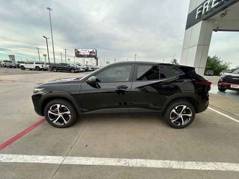 Used 2025 Chevrolet Trax RS w/ Sunroof Package FWD image 2