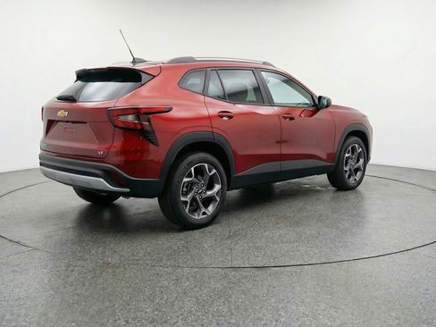 Used 2025 Chevrolet Trax LT image 9