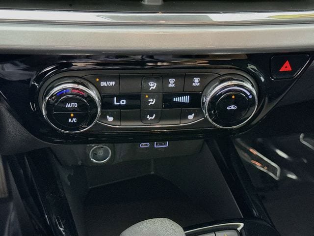 Used 2025 Chevrolet Trax LT w/ LT Convenience Package FWD image 16