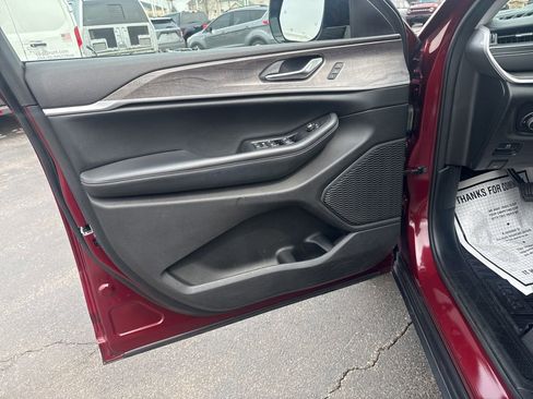 Used 2023 Jeep Grand Cherokee Limited w/ Black Appearance Package image 7