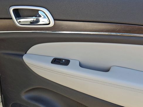 Used 2018 Jeep Grand Cherokee Limited AWD/4WD image 9