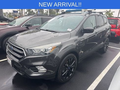 Used 2017 Ford Escape SE w/ Equipment Group 201A image 3