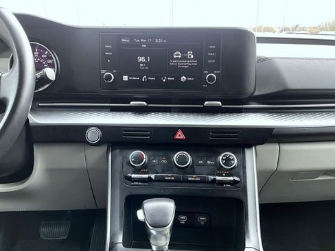 Used 2024 Kia Carnival LX image 14