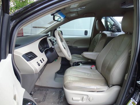 Used 2014 Toyota Sienna LE FWD image 13