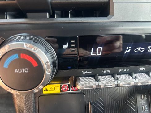 Certified 2025 Toyota Tacoma SR5 AWD/4WD image 30