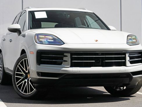 Used 2025 Porsche Cayenne w/ Premium Package Plus AWD/4WD image 4