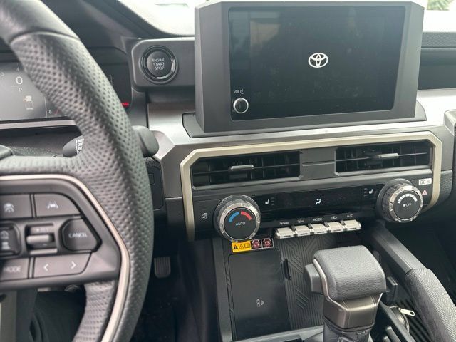 Used 2025 Toyota Tacoma SR5 AWD/4WD image 13
