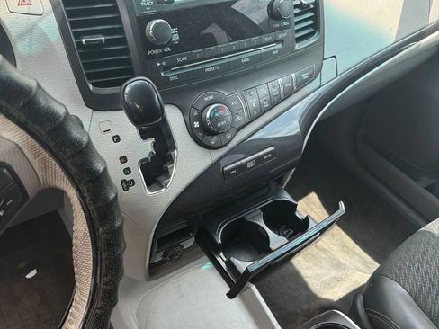 Used 2014 Toyota Sienna SE FWD image 8