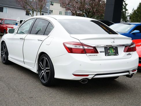 Used 2017 Honda Accord Touring image 3
