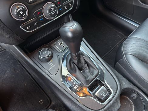 Used 2019 Jeep Cherokee Limited image 11