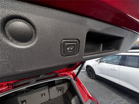 Used 2024 Chevrolet Equinox Premier w/ LPO, Floor Liner Package FWD image 9