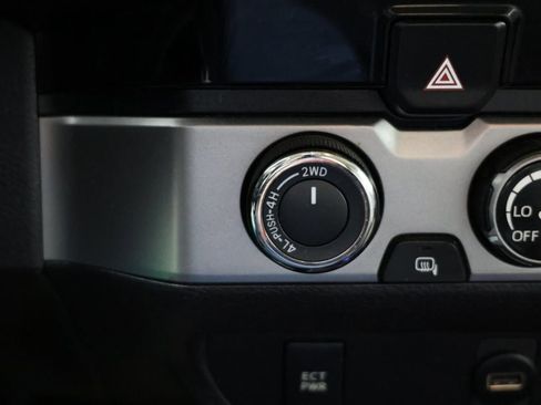 Used 2017 Toyota Tacoma SR image 14