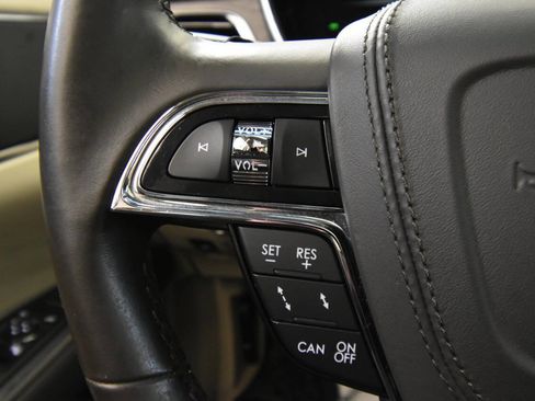 Used 2019 Lincoln Continental Select w/ Continental Climate Package image 24