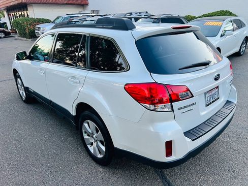 Used 2011 Subaru Outback 3.6R Limited w/ PWR Moonroof Pkg AWD/4WD image 4