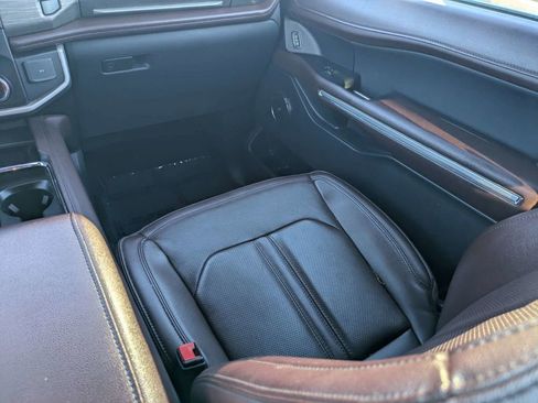 Used 2024 Ford Expedition Limited image 16