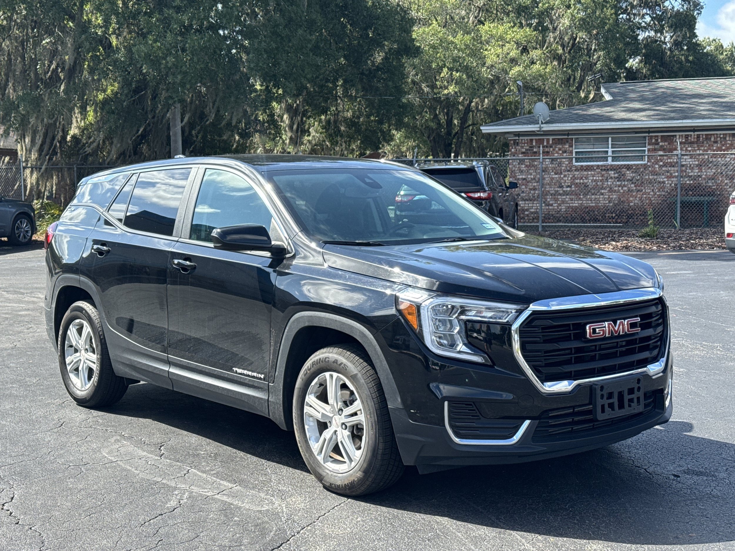Used 2024 GMC Terrain SLE FWD image 2