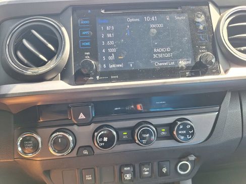 Used 2018 Toyota Tacoma TRD Sport AWD/4WD image 10