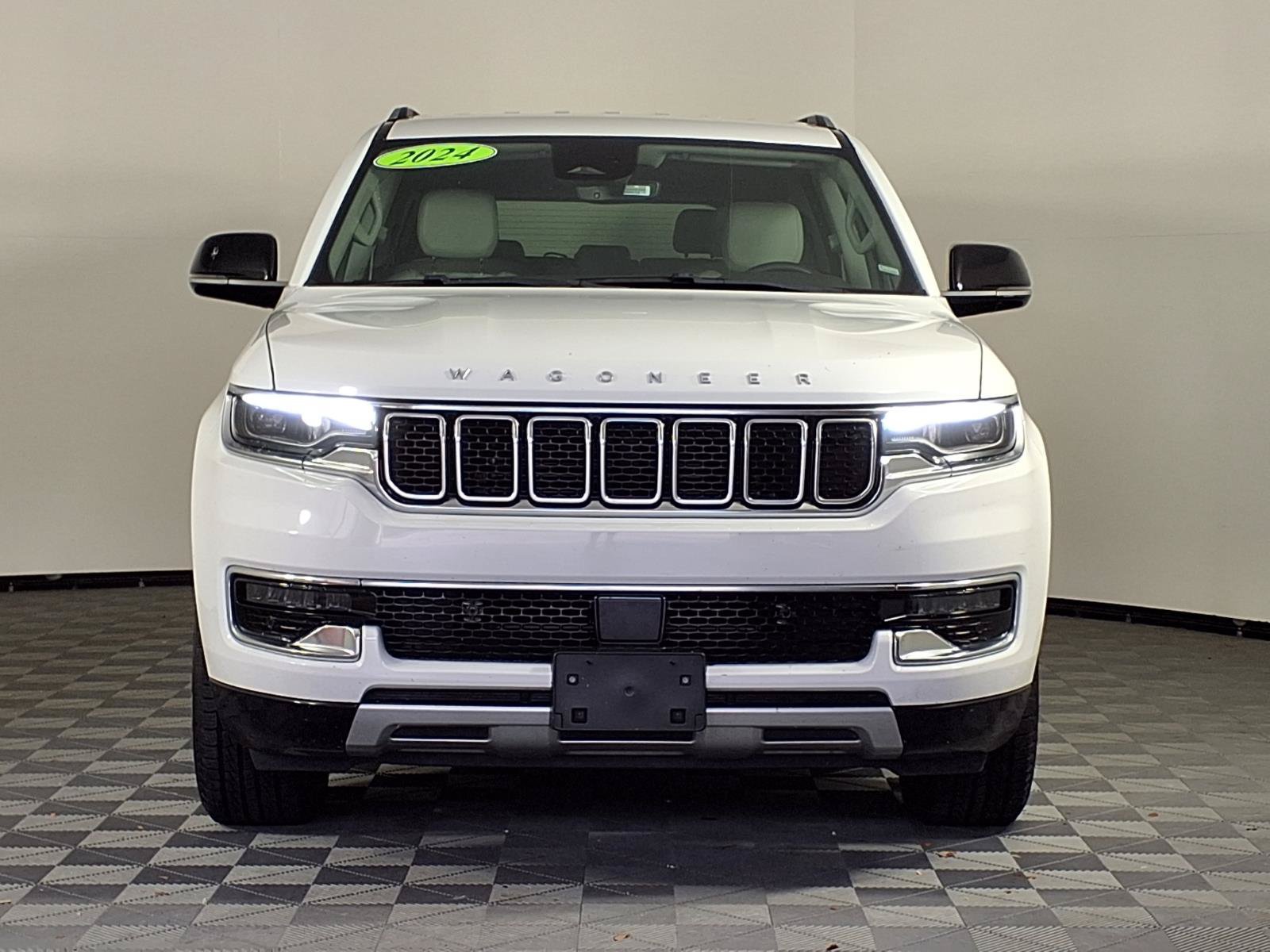 Used 2024 Jeep Wagoneer L Series II w/ Flexible Seating Group AWD/4WD image 2