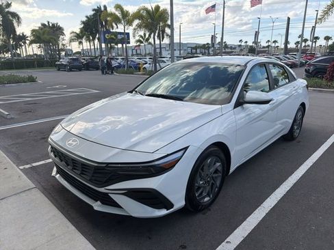 Used 2024 Hyundai Elantra SEL FWD image 1