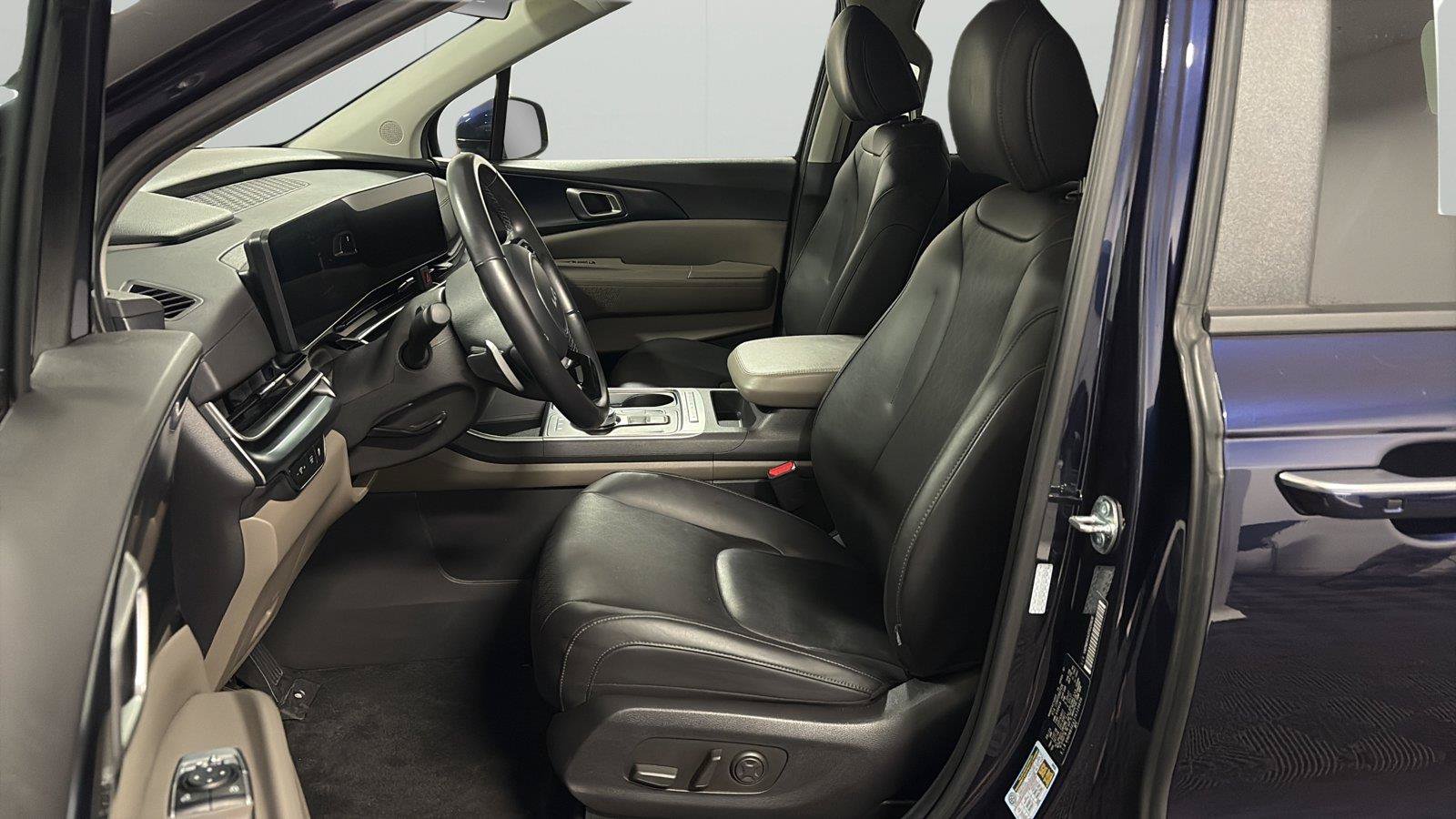 Used 2026 Kia Carnival LXS FWD image 10