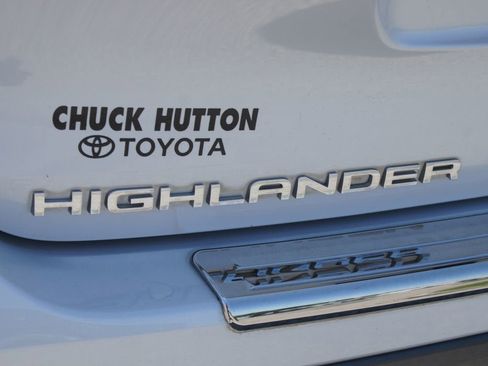 Used 2022 Toyota Highlander Limited FWD image 19