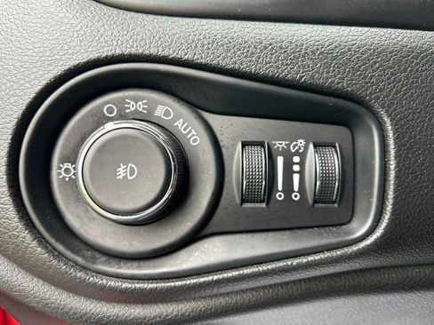 Used 2016 Jeep Renegade Trailhawk w/ Premium Trailhawk Package AWD/4WD image 17