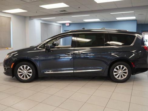 Used 2019 Chrysler Pacifica Touring-L image 2