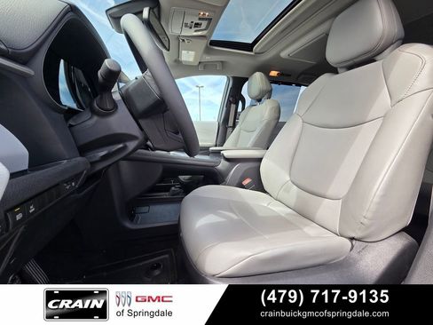 Used 2025 Toyota Sienna XLE w/ XLE Plus Package FWD image 24