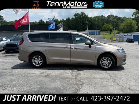 Used 2017 Chrysler Pacifica Touring FWD image 4
