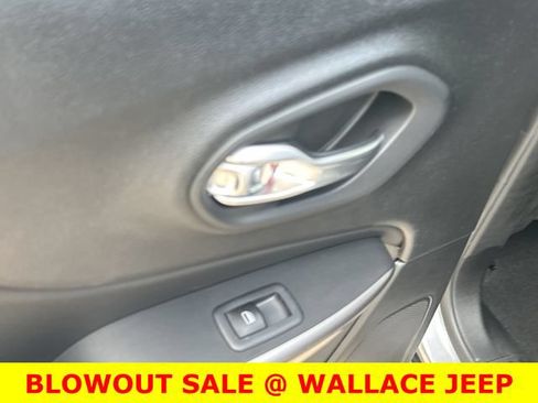 Used 2022 Jeep Cherokee Latitude Lux AWD/4WD image 16