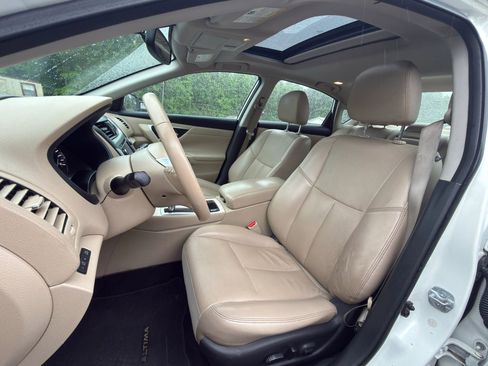 Used 2016 Nissan Altima 2.5 SL w/ 2.5 Technology Package FWD image 2
