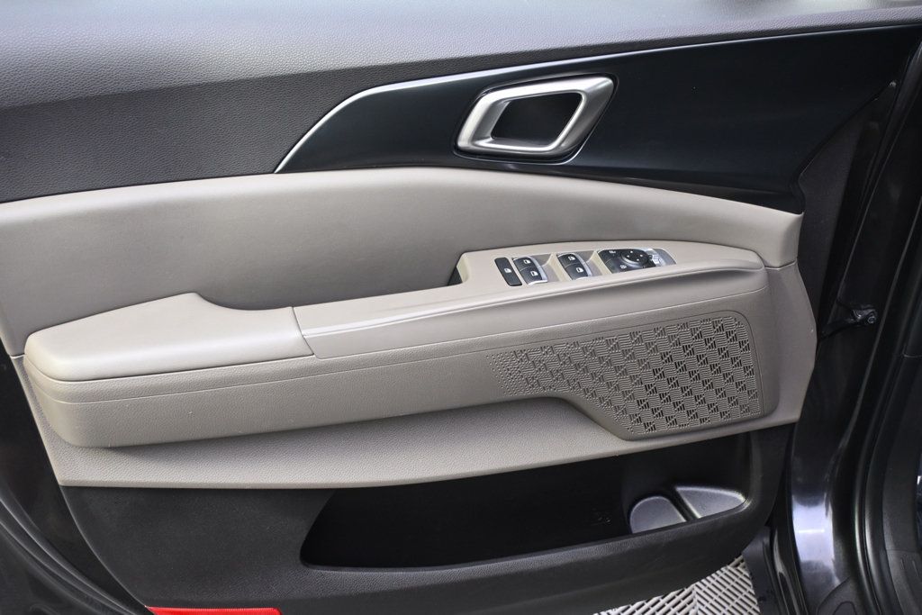Used 2025 Kia Carnival FWD image 23