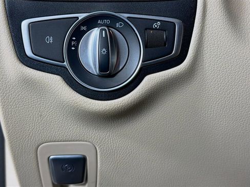 Used 2022 Mercedes-Benz GLC 300 4MATIC image 11