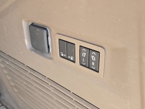 Used 2021 GMC Yukon Denali w/ Denali Premium Package image 13