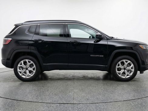 Used 2025 Jeep Compass Latitude image 11
