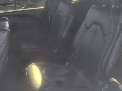 Used 2021 Chrysler Pacifica Touring-L w/ Uconnect Theater Family Group image 2