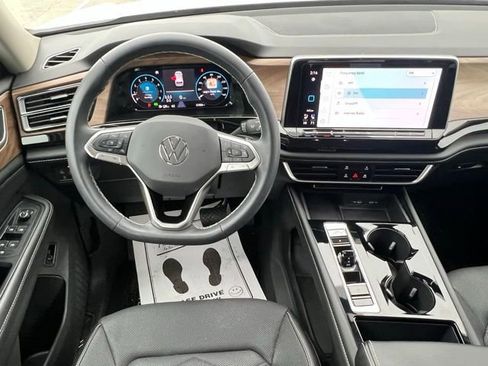 Used 2024 Volkswagen Atlas SE w/ Black Wheel Package image 13