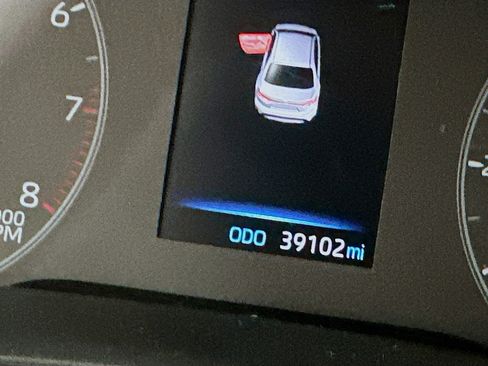 Used 2024 Toyota Corolla LE image 18